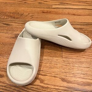 Crocs mellow recovery slide, size M5/W7